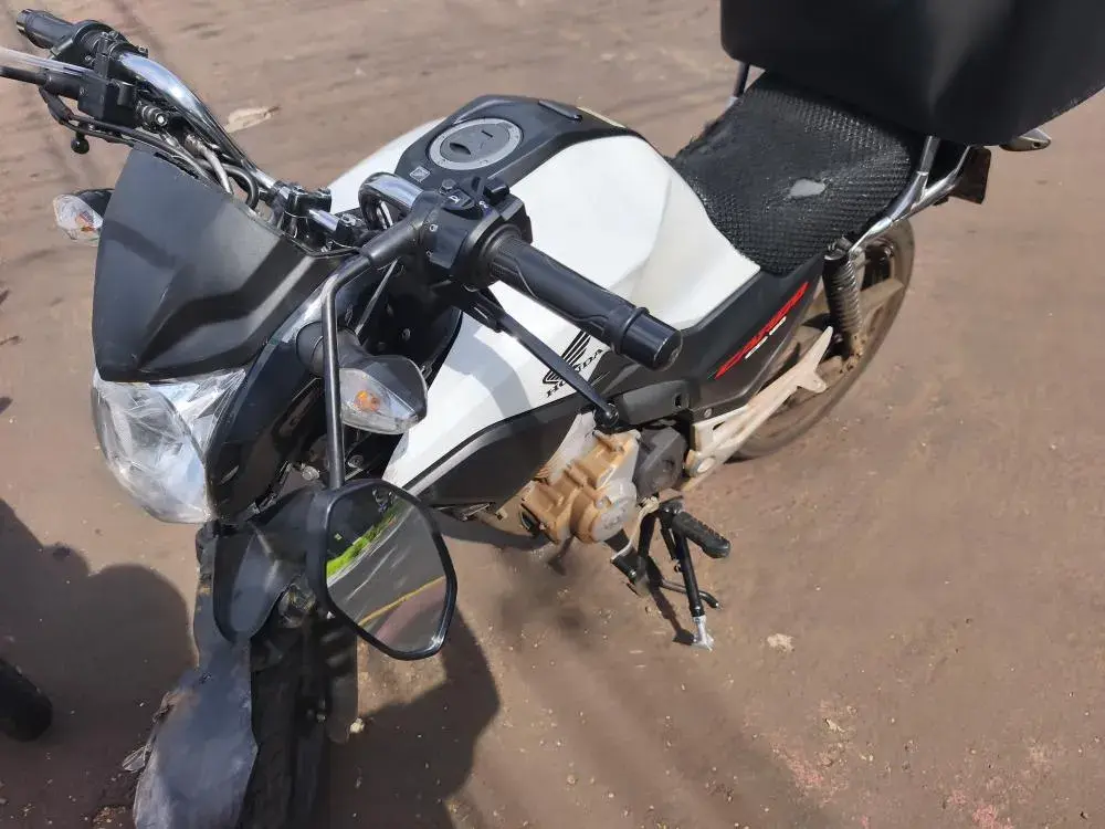 Motociclista fica ferido em acidente no cruzamento da Avenida Maripá com a Rua Porto Alegre