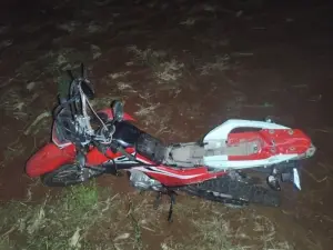 Motociclista fica gravemente ferida após bater contra trator no interior de Mercedes