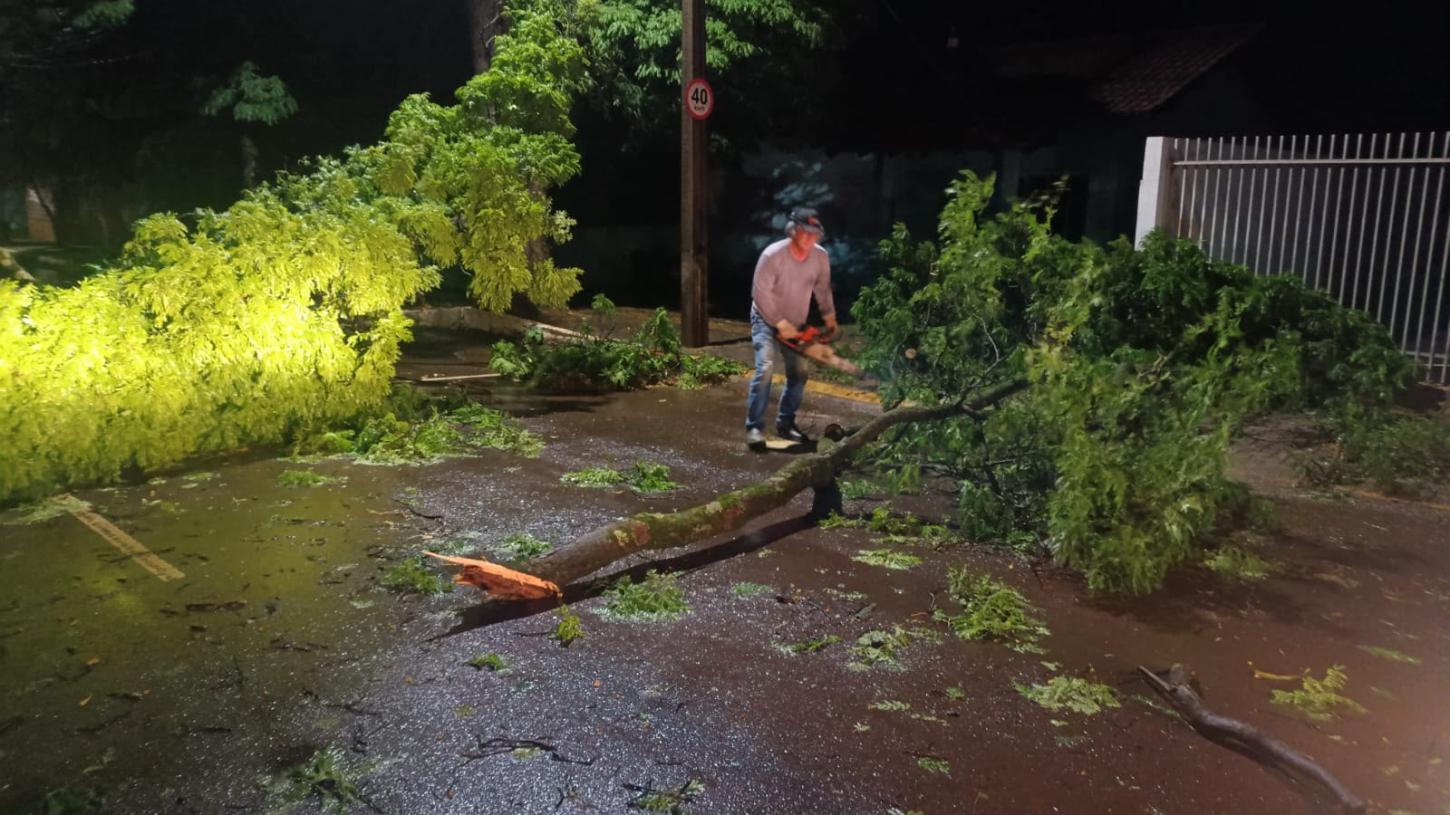Equipes da prefeitura atuam para minimizar estragos causados pelo temporal