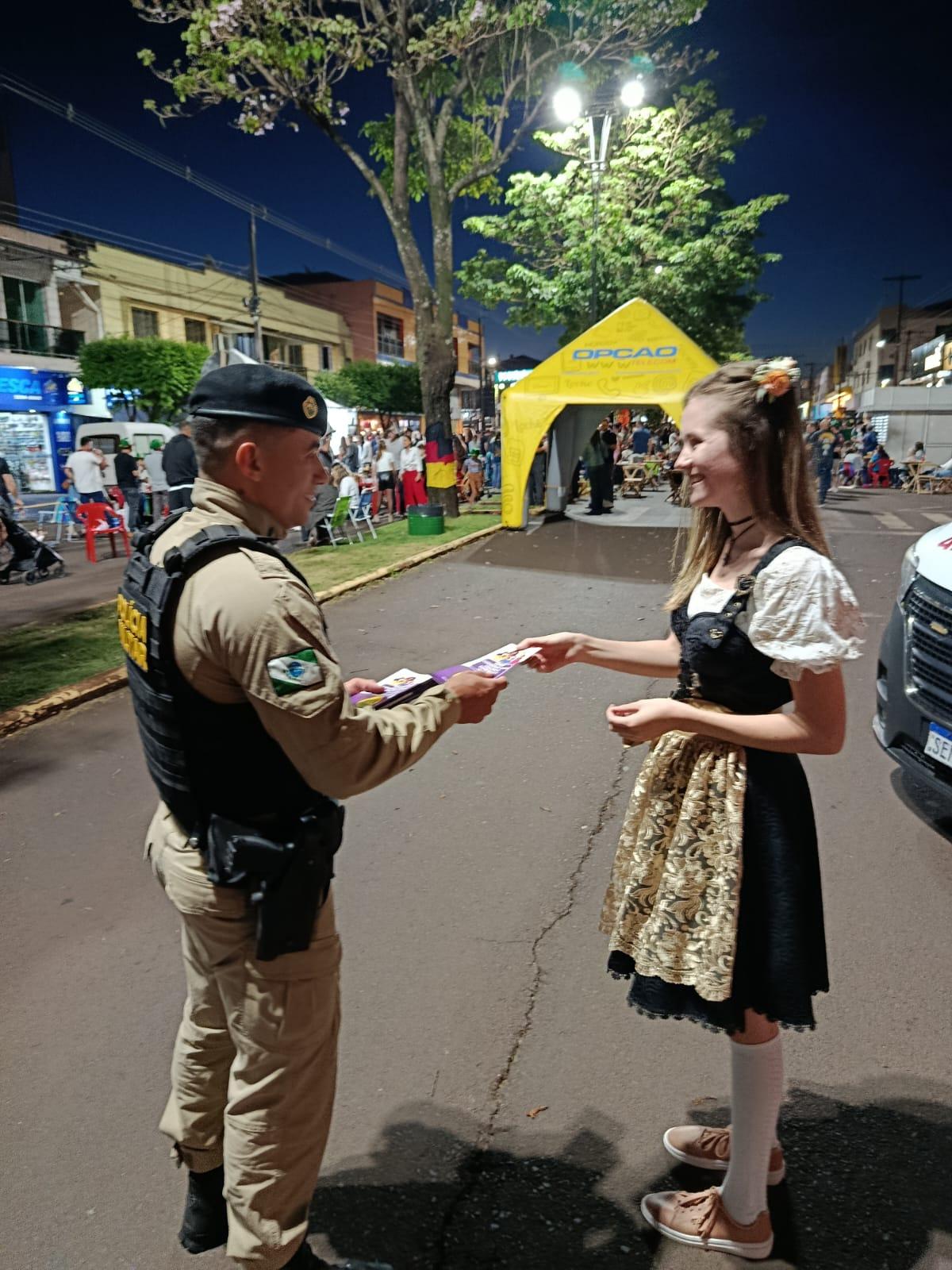 Marechal Cândido Rondon: Patrulha Maria da Penha realiza ação preventiva durante a Pré-Oktoberfest