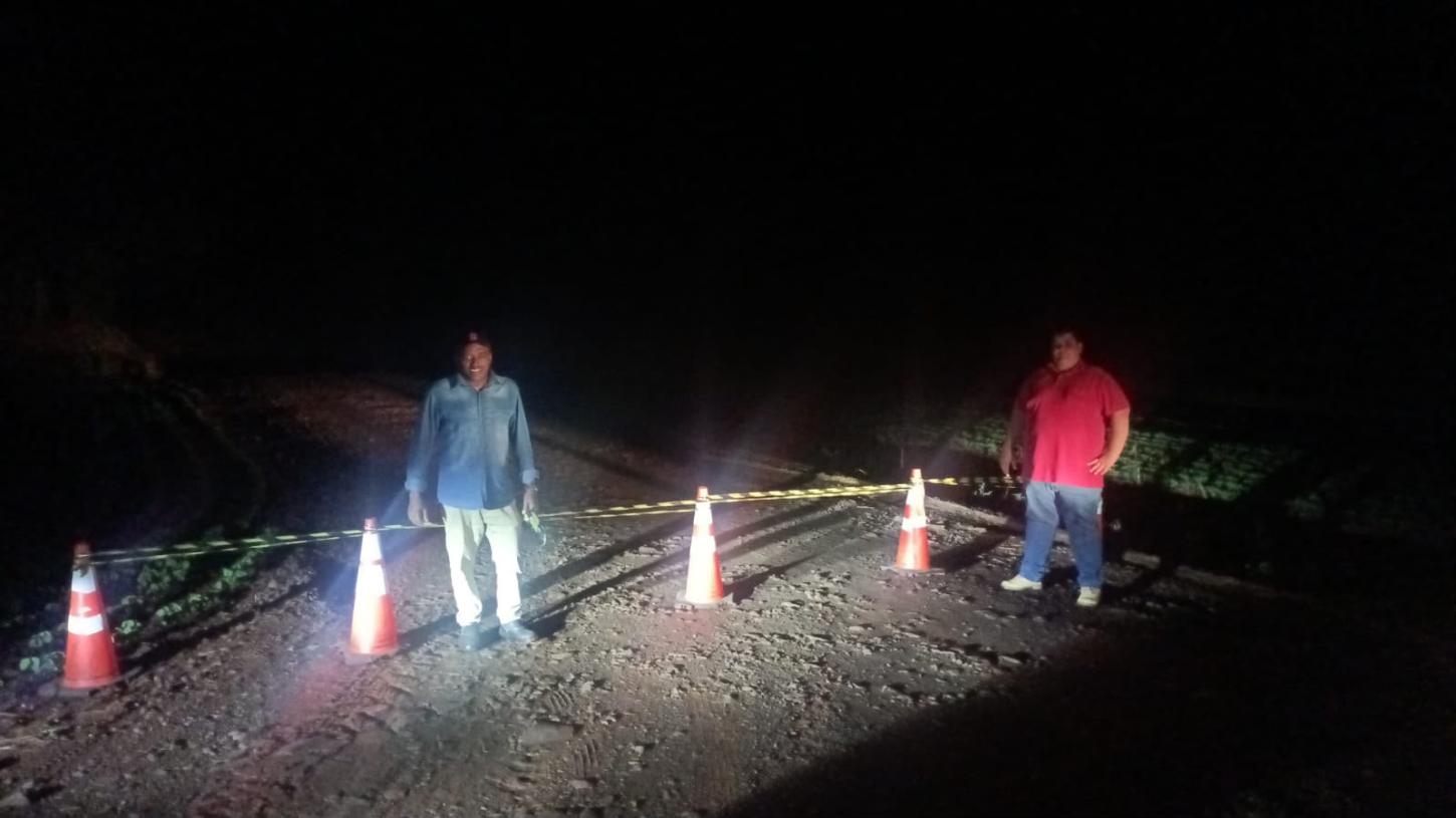 Ponte sobre o Rio Marrecos, em Margarida, é interditada devido à elevação da água
