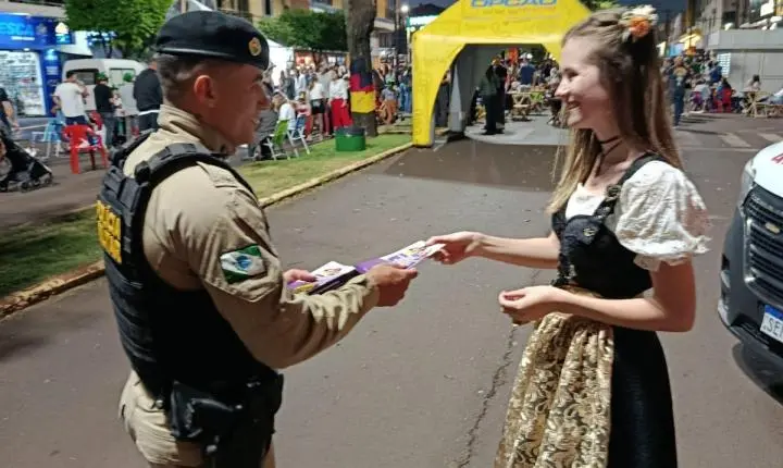 Marechal Cândido Rondon: Patrulha Maria da Penha realiza ação preventiva durante a Pré-Oktoberfest