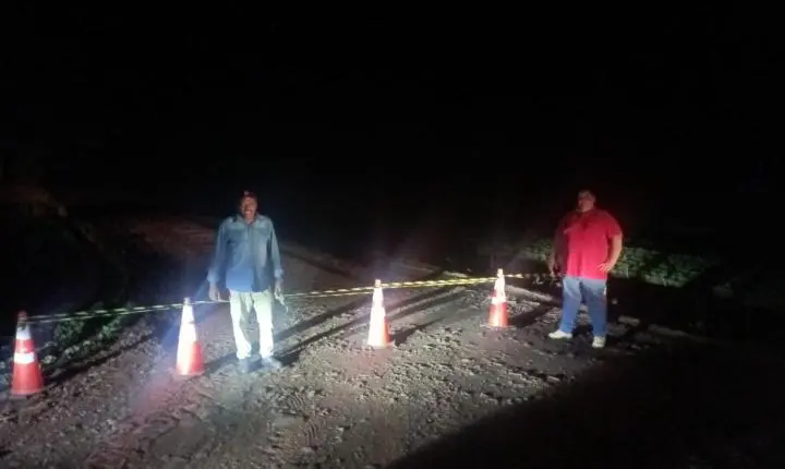 Ponte sobre o Rio Marrecos, em Margarida, é interditada devido à elevação da água